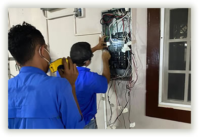 Electricistas trabajando